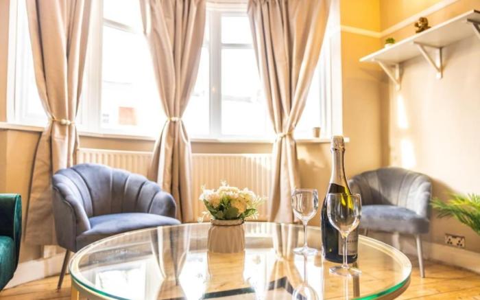 Prestigious 3Bed with Parking near Kingston Thames