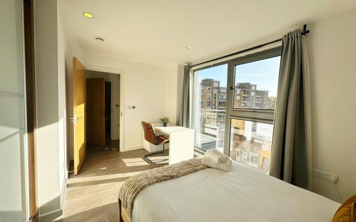 Contemporary Shoreditch Gem: 3-Bed Flat