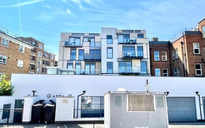 Hoxton 3-Bed Flat w/ Balcony | Old St, Shoreditch 