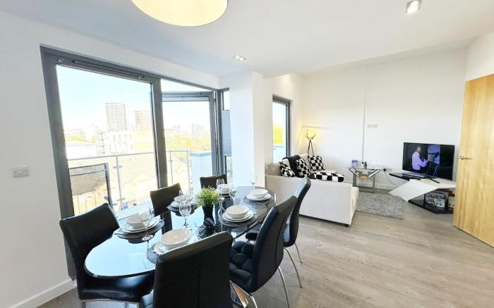 Contemporary Shoreditch Gem: 3-Bed Flat