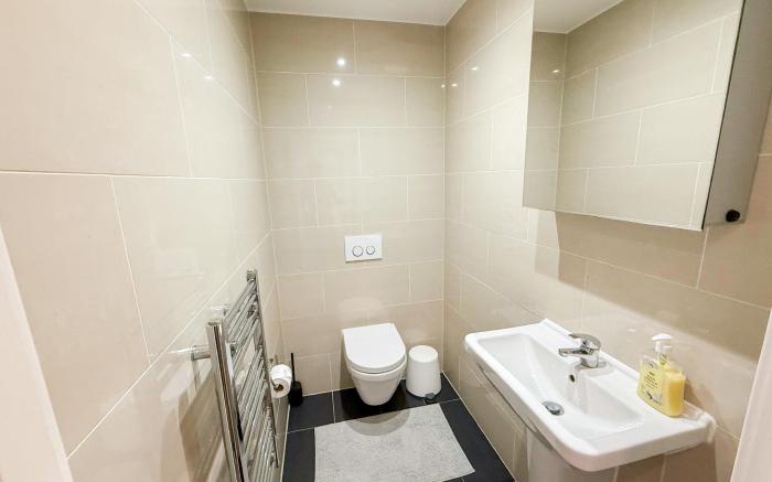 Hoxton 3-Bed Flat w/ Balcony | Old St, Shoreditch 