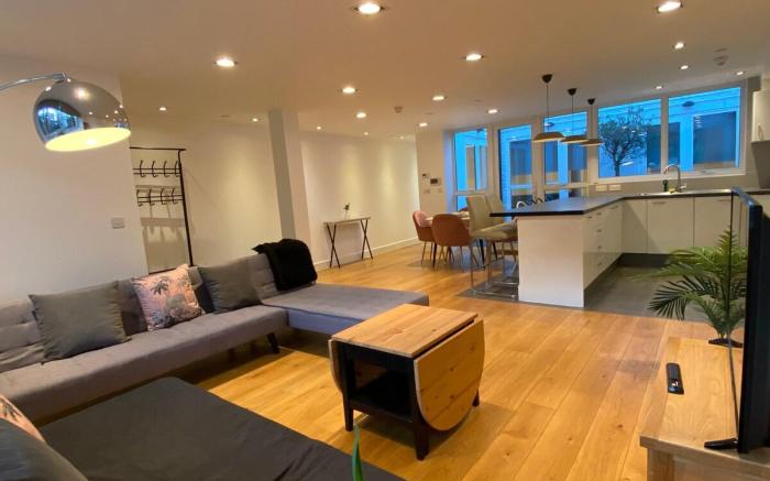 Spacious 3- bedroom apartment with terrace