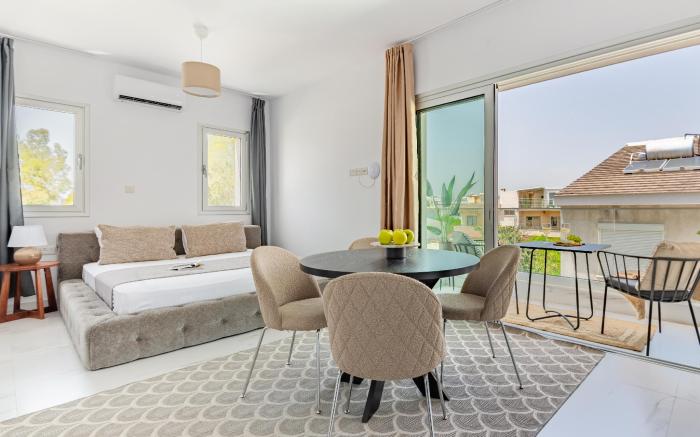 Sanders Cruise - Elegant Studio apt. wbalcony