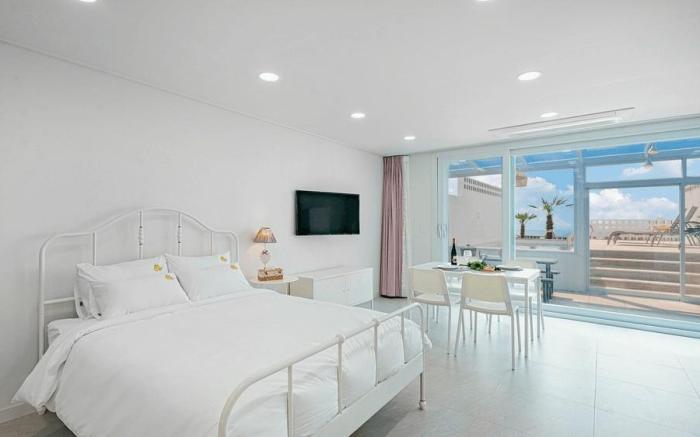 Pohang Uni’s Ocean Pool Villa