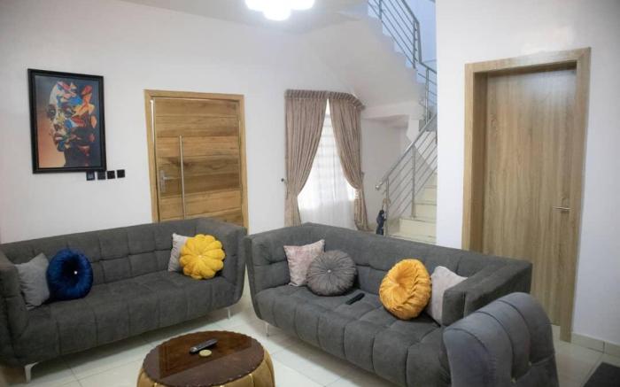 GOLDEN APARTMENT AJAH