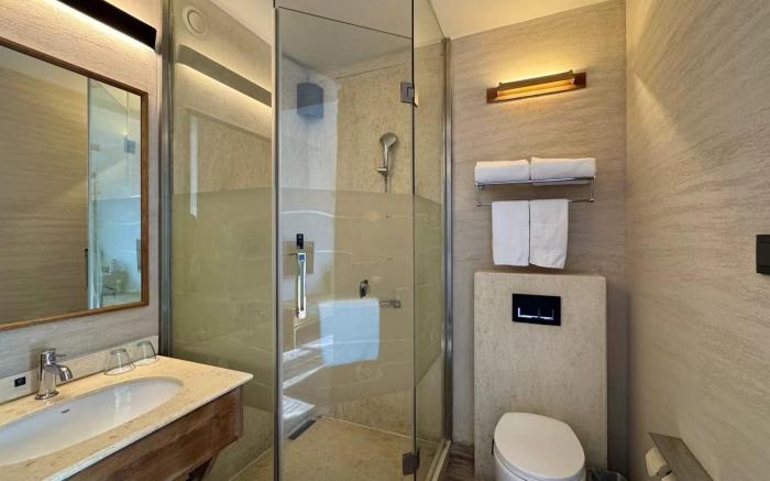 Shanghai Pudong Airport Ramada Encore Hotel - 24 hours free shuttle bus to Pudong Airport 