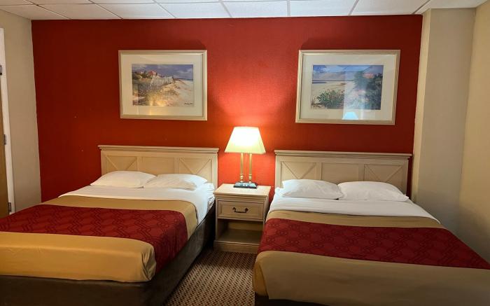 Econo Lodge Inn & Suites