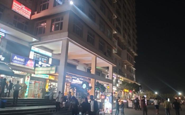 Rooms in greater noida near pari chowk