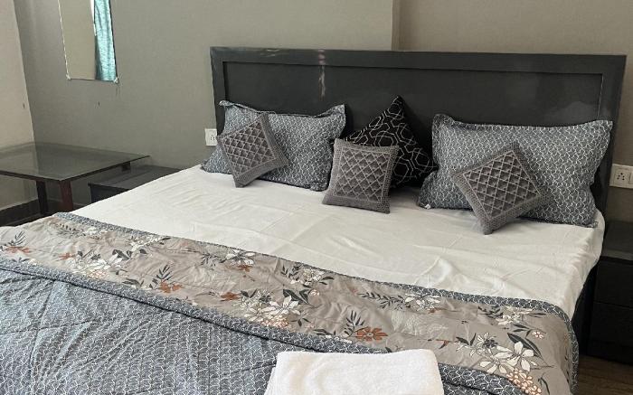 Rooms in greater noida near pari chowk