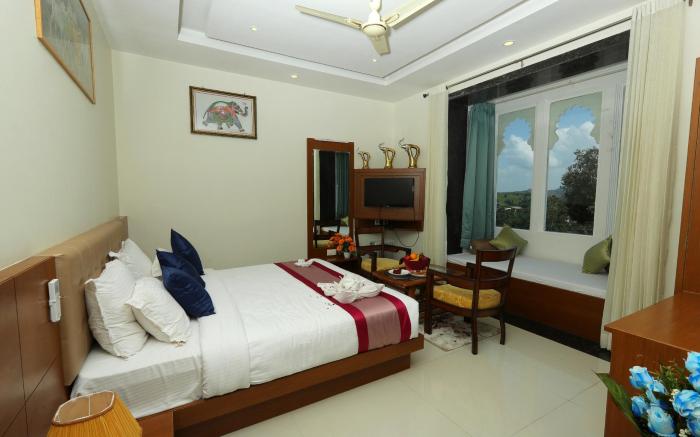 THE EVERST HILL RESORT 