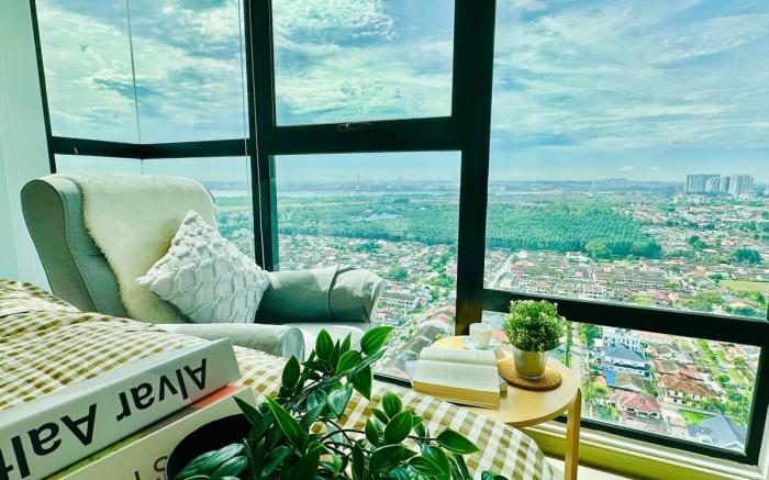Mosaic Sky High 3BR: Level 32 Comfort with Bathtub