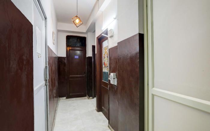 Super OYO 820080 Green Park Residency