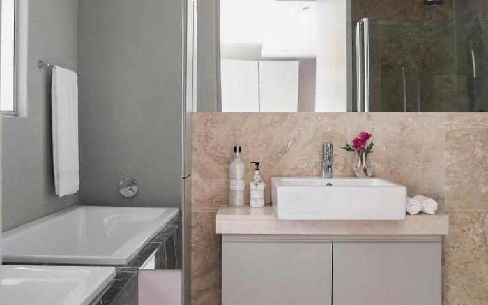 Stylish & Luxurious Unit 1602, The Franklin Jhb