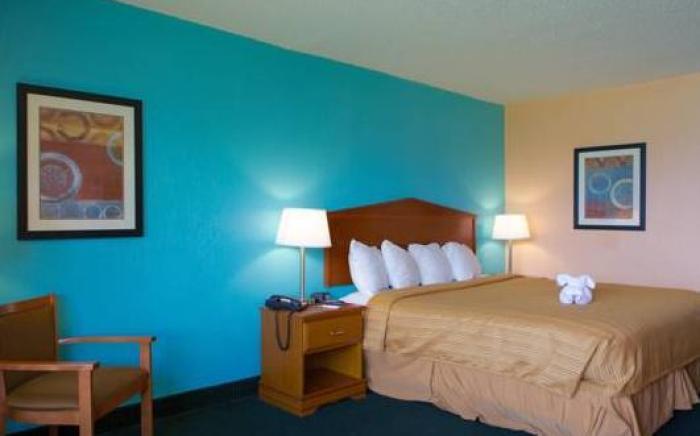 Quality Inn & Suites Gulf Breeze Bayside near Pensacola Beach