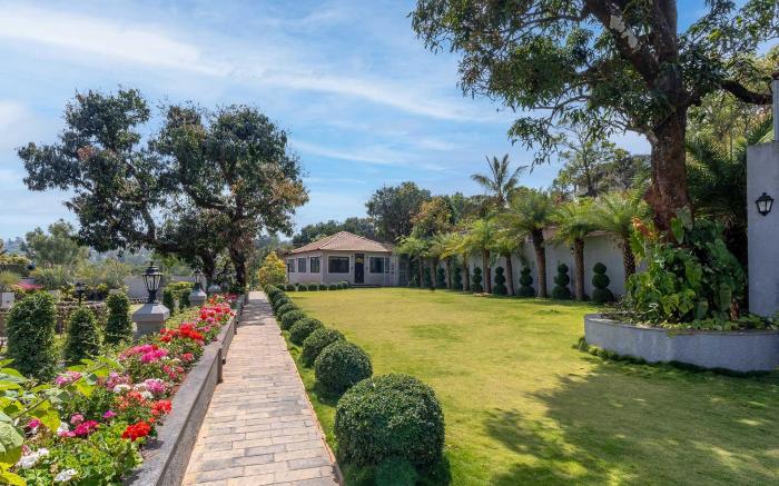 StayVista's Lawn House at Sula Wada - Vintage-Charm Cosy Home with Swimming Pool and Indoor Activiti