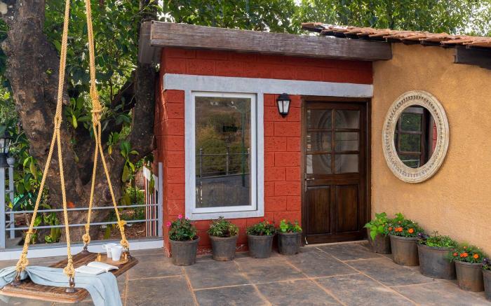 StayVista's Tree House at Sula Wada - Cozy Home with Vintage Charm, Swimming Pool, Indoor Activities