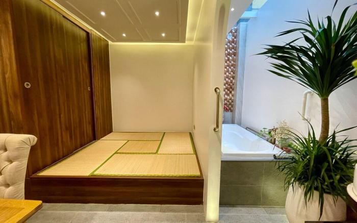 Front-House Oasis with Spa - Relaxing & Convenient