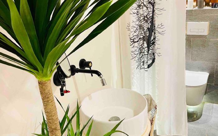 Front-House Oasis with Spa - Relaxing & Convenient