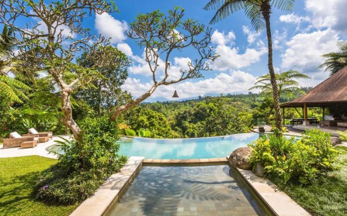 Jungle villa near Ubud w/ views, jacuzzi, & a pool