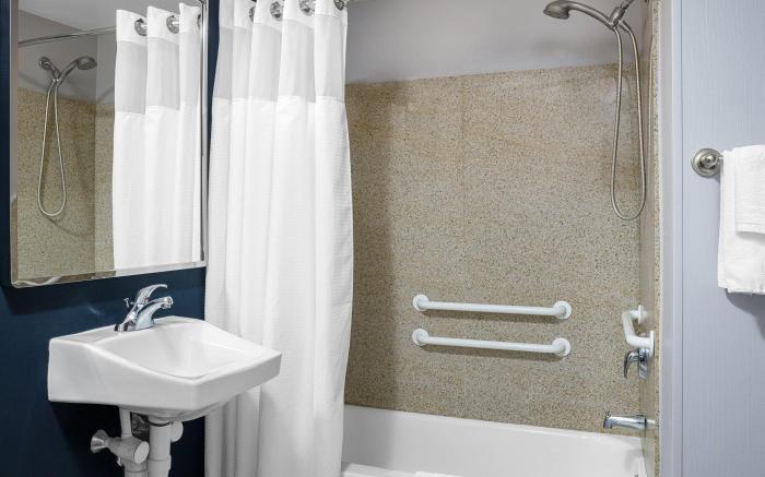 Courtyard by Marriott Long Island MacArthur Airport