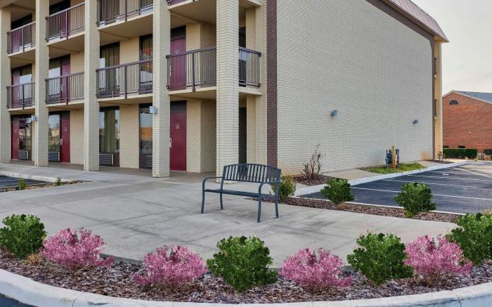 Red Roof PLUS+ Huntsville - Madison