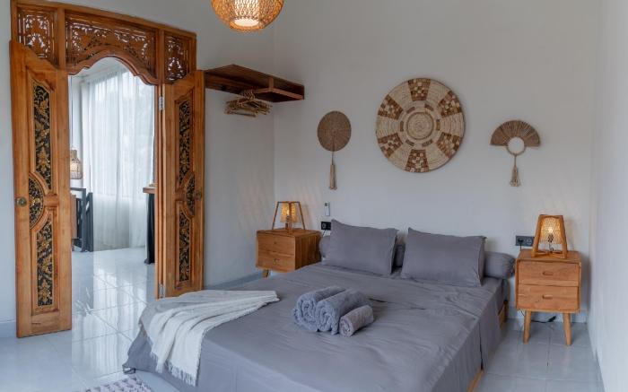Cozy, smart, renovated flat above Ubud's roofs