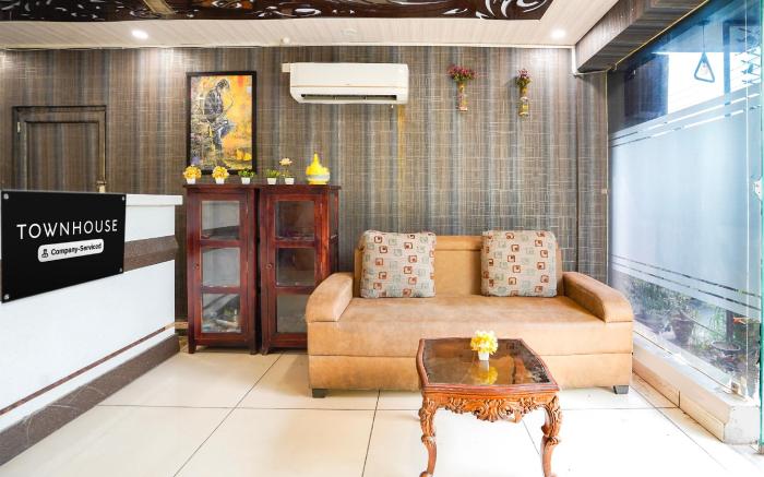 Super Townhouse Sector 47 Near Medanta