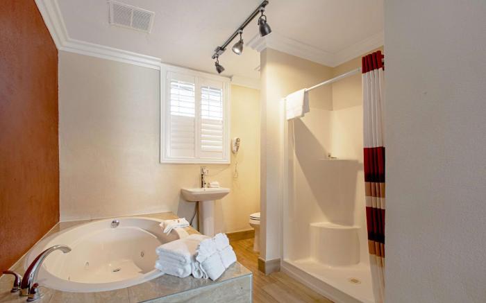 Red Roof Inn & Suites Monterey