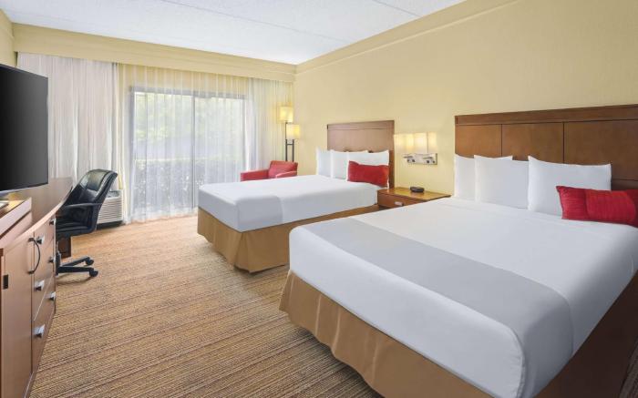 Super 8 by Wyndham Dallas Love Field Airport
