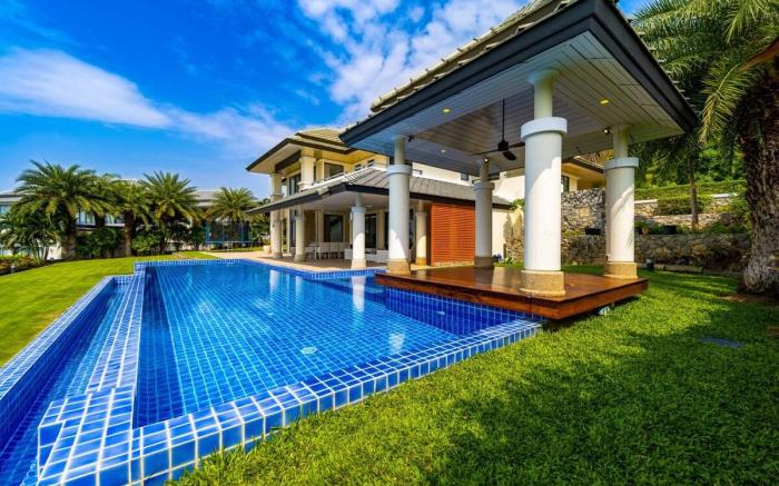 Luxury Mansion On Golf Course (BMG5)