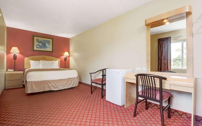 Days Inn & Suites by Wyndham Niagara Falls/Buffalo