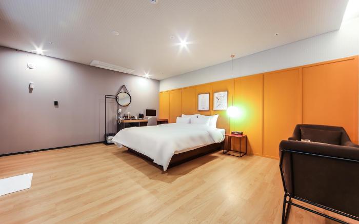 Seomyeon Brown-Dot Hotel Gold