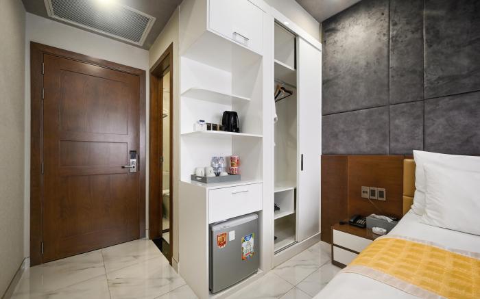The Moon 1 Hotel