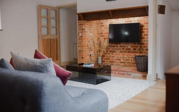 Spacious Grade II Listed Flint Cottage Sleeps 2