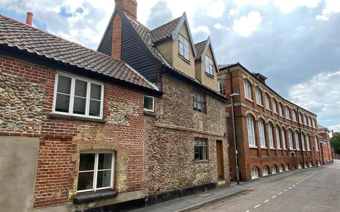 Spacious Grade II Listed Flint Cottage Sleeps 2