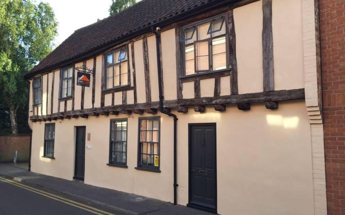 Grade II Listed Flat with Modern Touches Sleeps 2