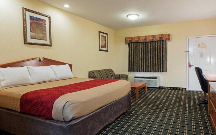 Econo Lodge Inn & Suites