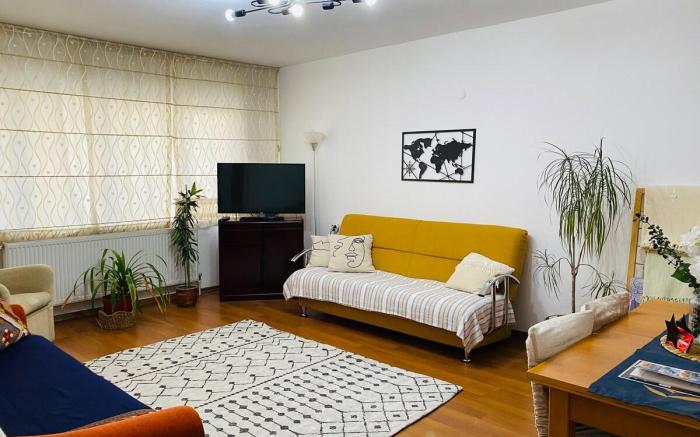 Spacious Flat-NO Air Condition BUT Ceiling Fans 