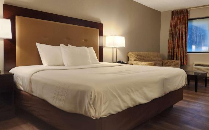 Econo Lodge Inn & Suites