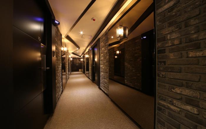 almond hotel Gupo station