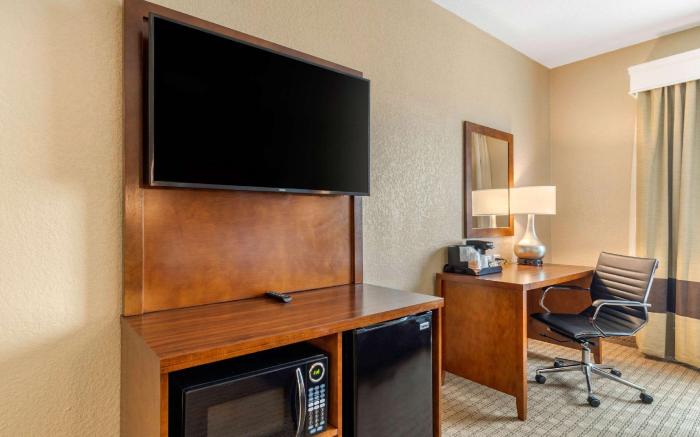 Comfort Suites Airport North