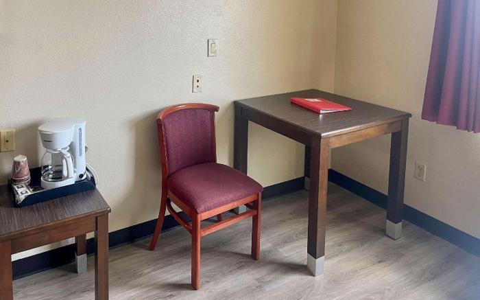 Econo Lodge Inn & Suites