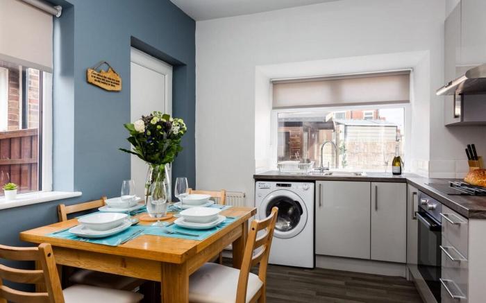 Hillside House | 2 Bedrooms parking WI-FI Hospital