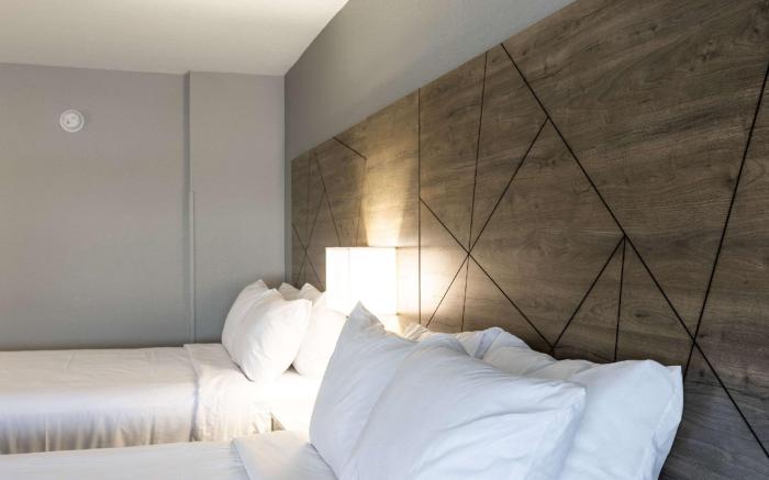 Rodeway Inn & Suites near Outlet Mall - Asheville