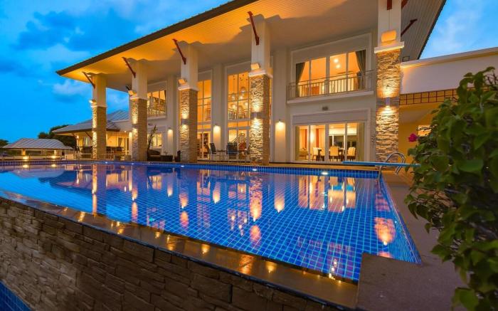 Seven Bedrooms Mansion on The Golf Course! (JB2)