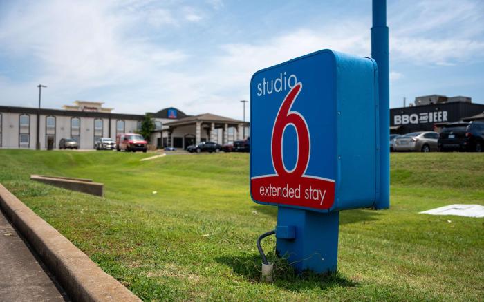 Studio 6  Claremore, OK