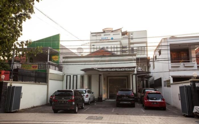 RedDoorz near Taman Bungkul