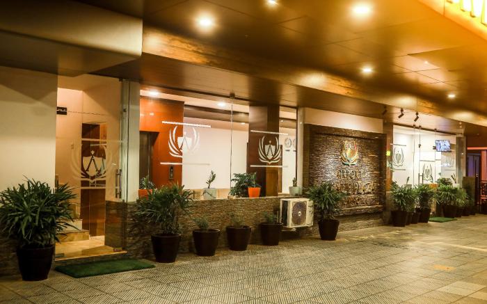 Airport Avenue Plaza