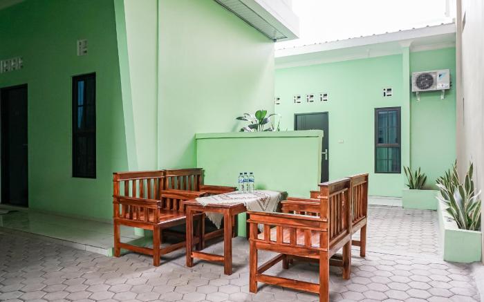 OYO 93695 Guest House Riharti Syariah
