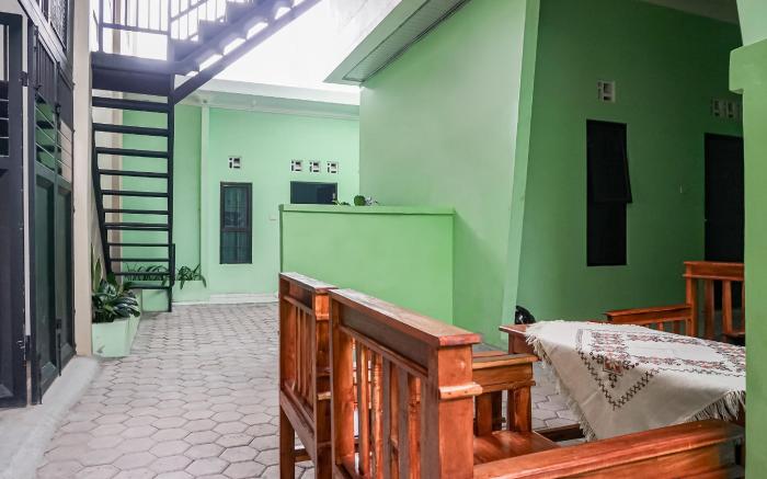 OYO 93695 Guest House Riharti Syariah